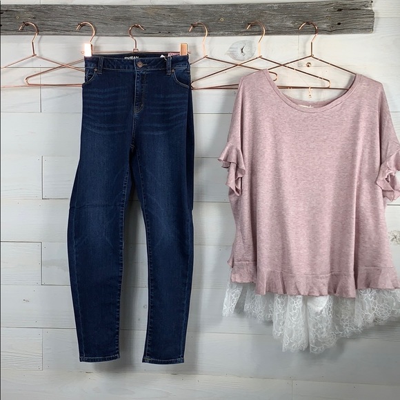 Curvy Fit, Mid Rise Classic Stone Wash Ankle Jean. - Picture 7 of 8